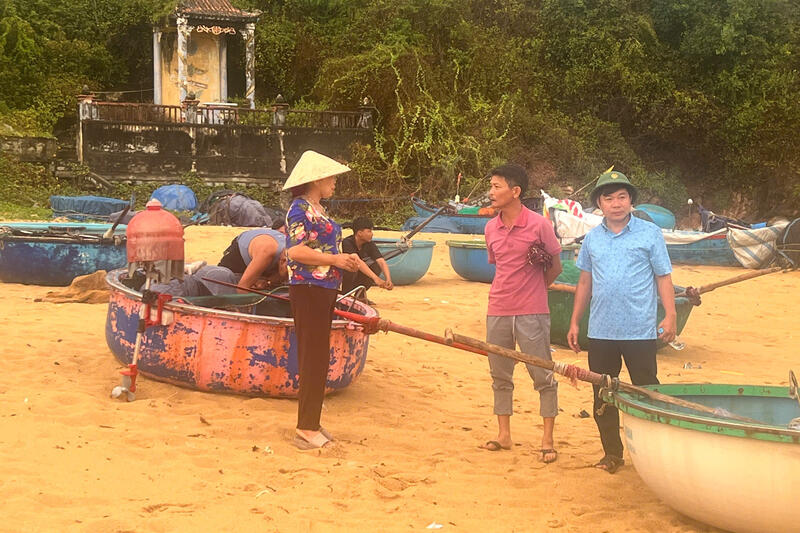 PCT UBND xã Huỳnh Tấn Cường gặp gỡ ngư dân trên địa bàn xã
