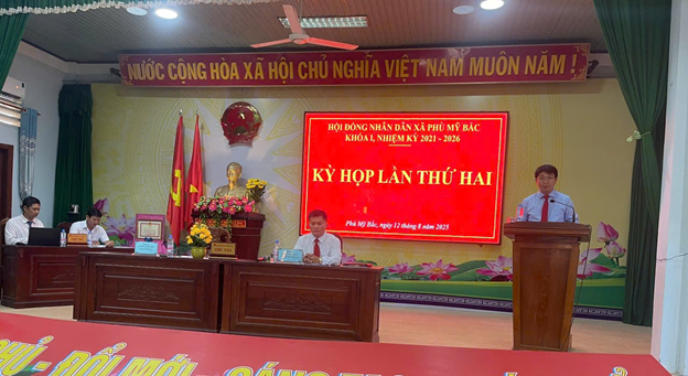 Đồng chí  Lương Đình Tiên Bí thư Đảng ủy- Chủ tịch HĐND xã phát biểu khai mạc kỳ họp