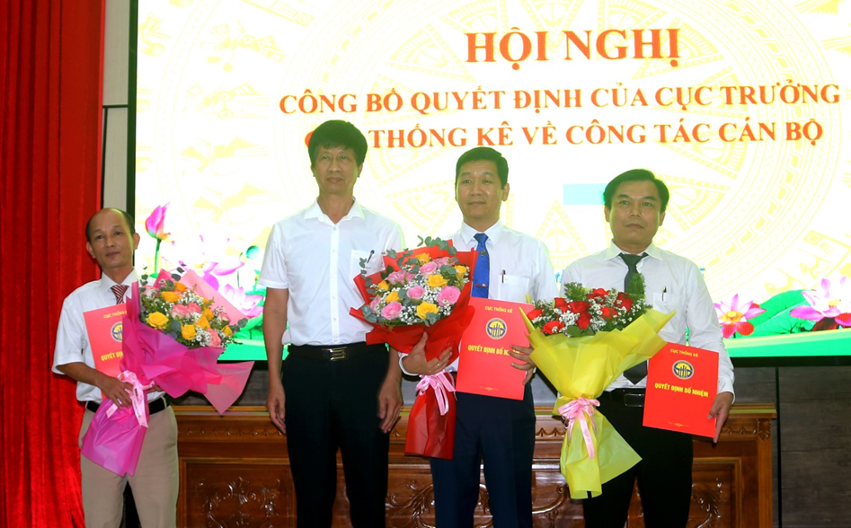 Phó Cục trưởng Cục Thống kê Nguyễn Thanh Dương (thứ 2, bên trái) trao quyết định cho các ông: Phan Quốc Hùng (thứ 2, bên phải), Đỗ Minh Dưỡng (bìa trái) và Nguyễn Công Luận.